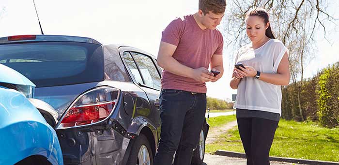 Las personas intercambiando información después de un accidente automovilístico