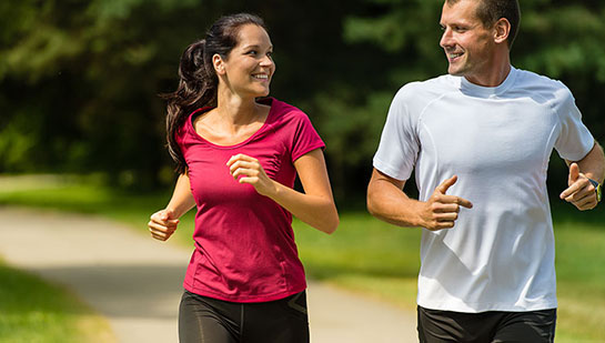 El esposo y la esposa salen a correr siguiendo los consejos de salud del quiropráctico de Phoenix