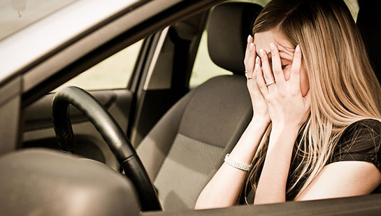 La mujer está nerviosa por conducir después de un accidente automovilístico.
