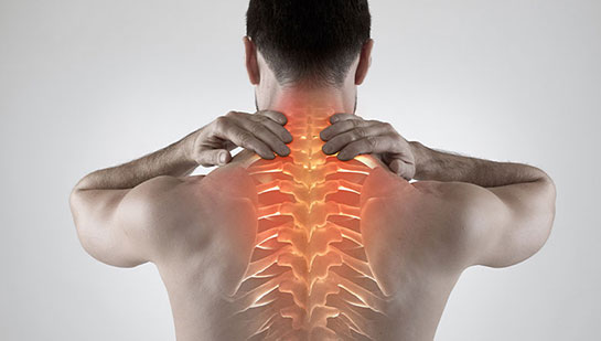 Hombre con dolor en la parte superior de la espalda antes del tratamiento quiropráctico del quiropráctico de Phoenix