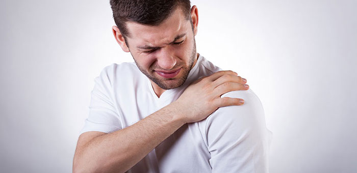 Man suffering from frozen shoulder before visiting Phoenix chiropractor